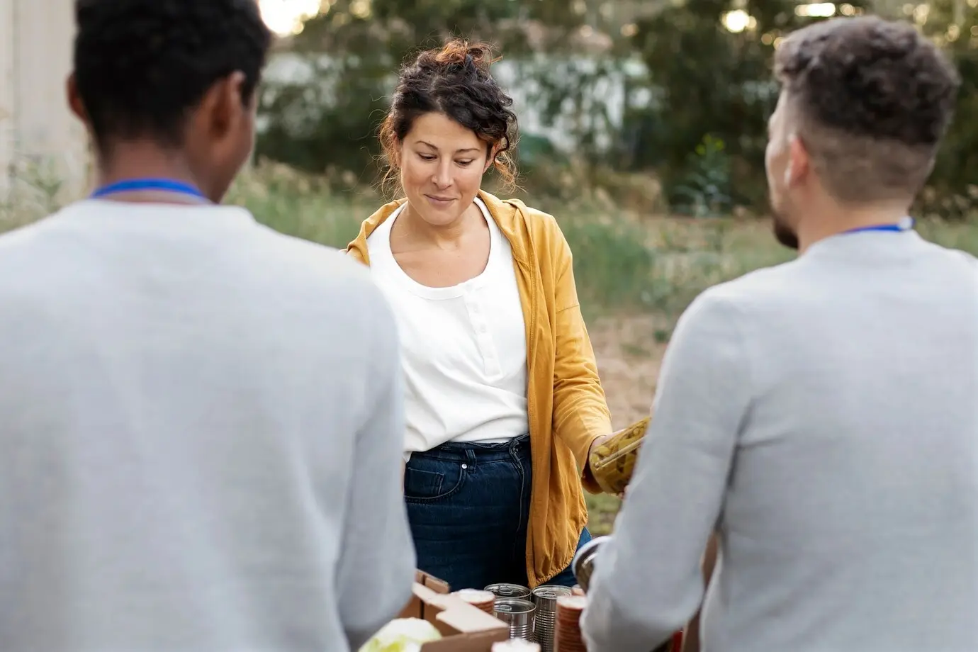Крупный план людей, занимающихся сбором пожертвований.