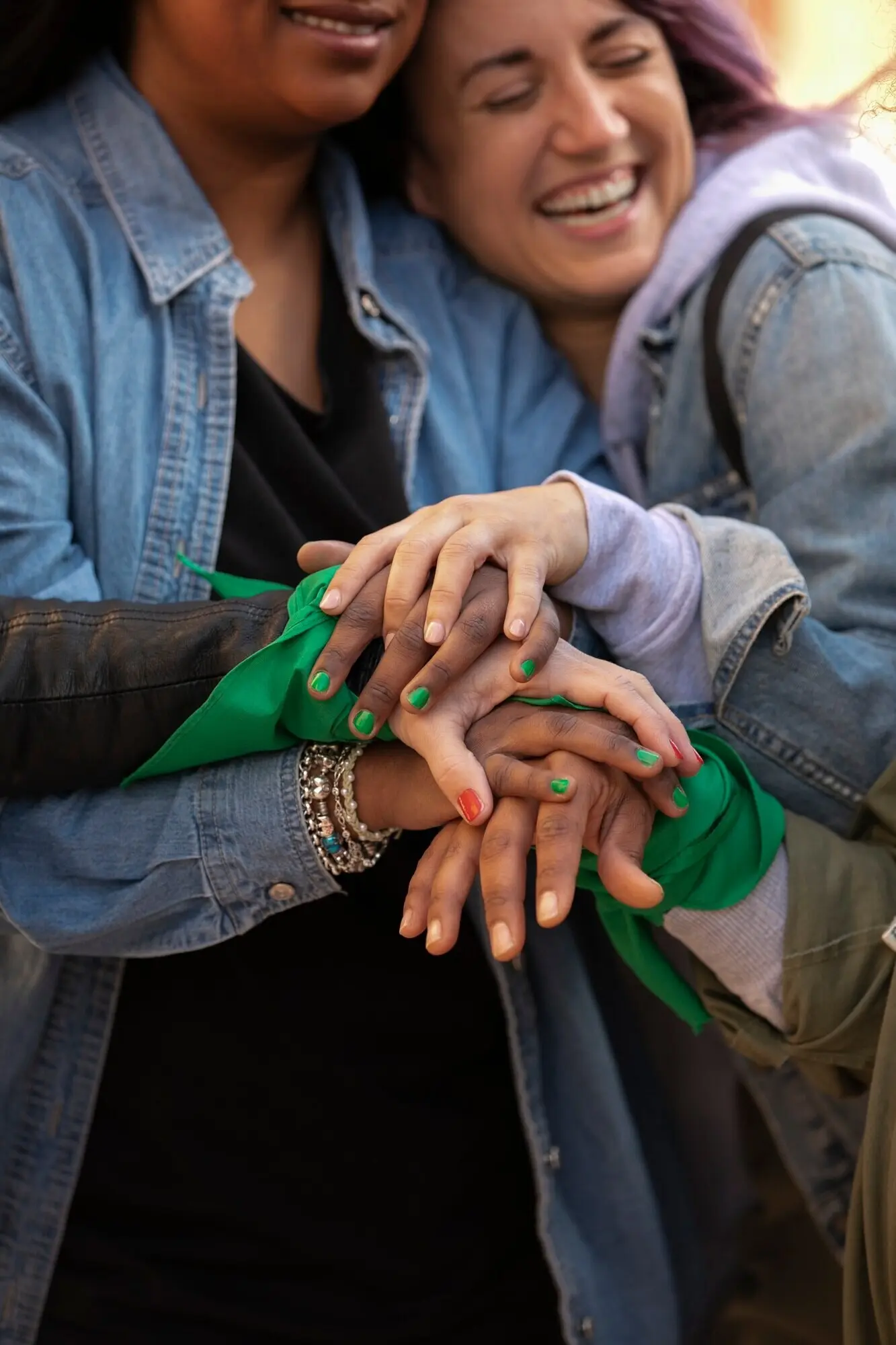 Женщины, протестующие на открытом воздухе, вид спереди.