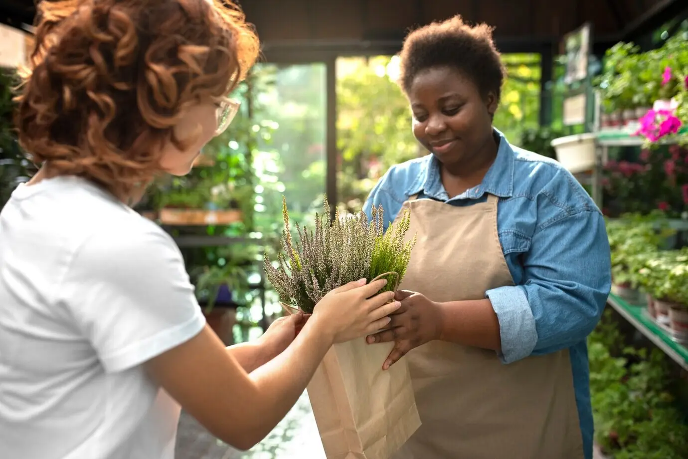 Чернокожая женщина, ведущая цветочный бизнес, вид сбоку.